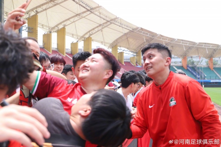 河南队间歇期开放日:数百球迷烈日观训 球员主动签名合影