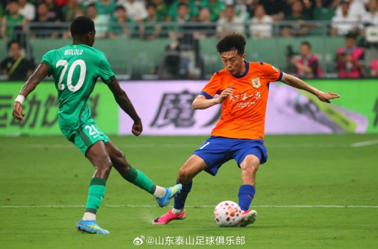 少打一人 山东泰山客场0-2负于北京国安 少打一人 山东泰山客场0-2负于北京国安