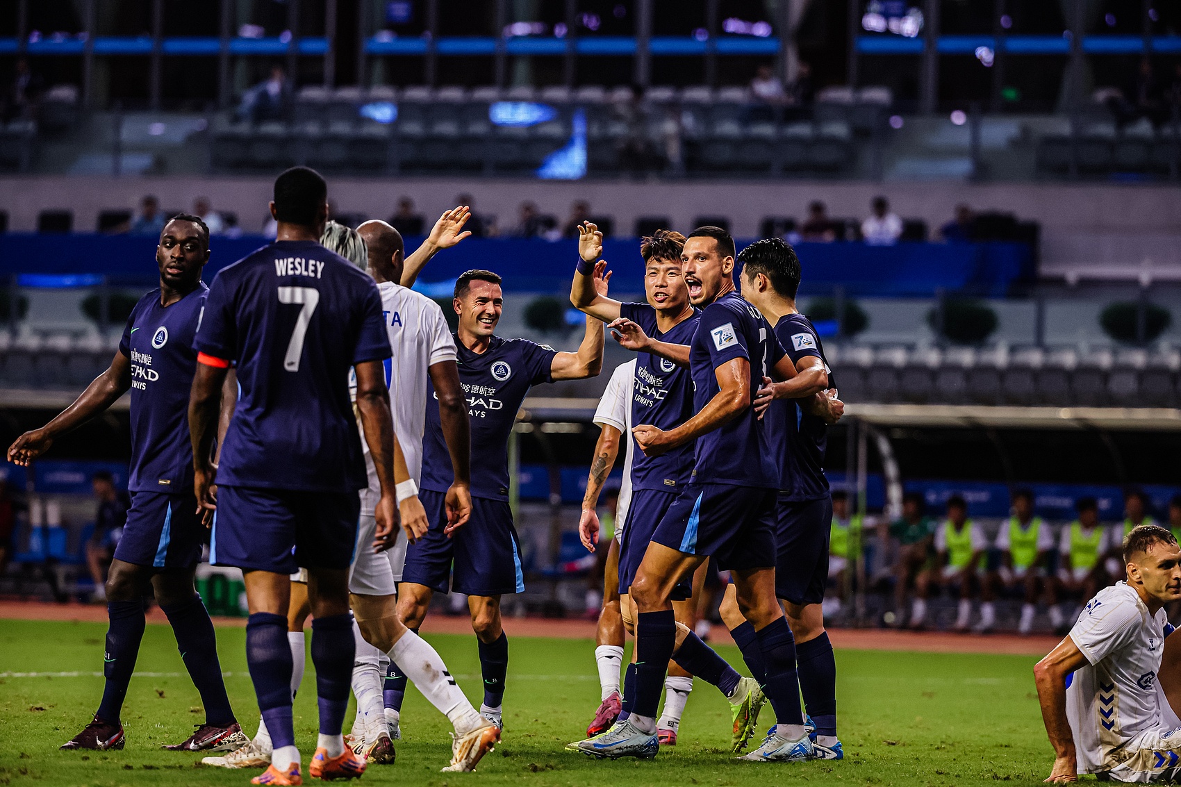 奖金翻倍催化大胜，深圳新鹏城3-0终结青岛西海岸13轮不败