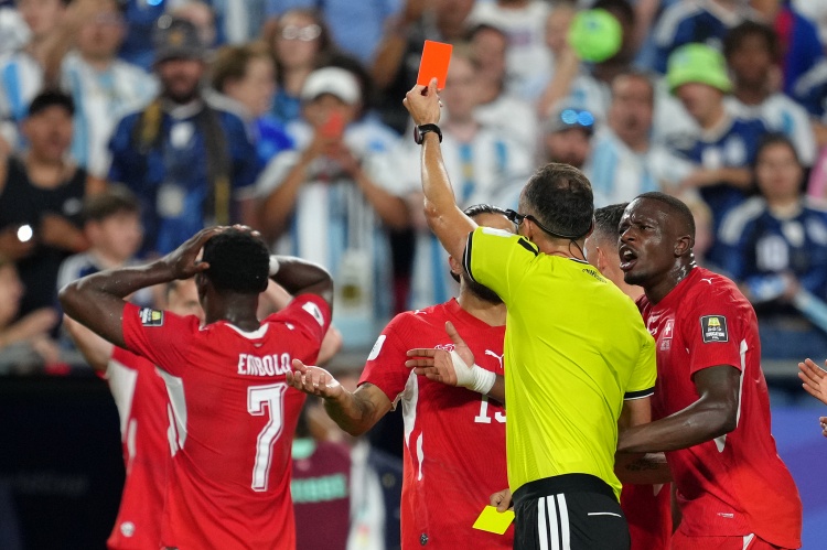 FIFA“身份混淆”新规首现分歧:恩博洛假摔VAR纠错,规则漏洞遭炮轰 FIFA“身份混淆”新规首现分歧:恩博洛假摔VAR纠错,规则漏洞遭炮轰