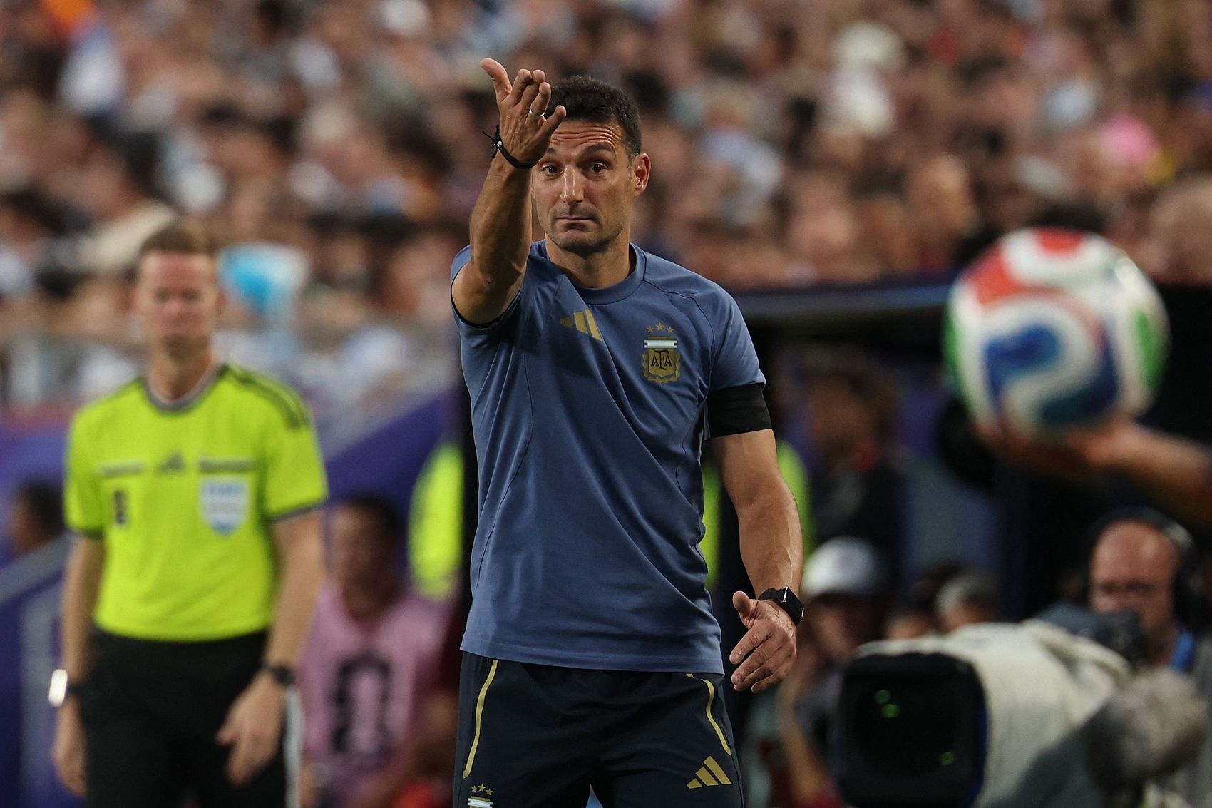 阿根廷右路存隐患,斯卡洛尼三中卫选项待定 阿根廷右路存隐患,斯卡洛尼三中卫选项待定