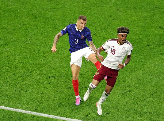 法国0-2西班牙:三个火枪手哑火,连续三届大赛半决赛被克 法国0-2西班牙:三个火枪手哑火,连续三届大赛半决赛被克