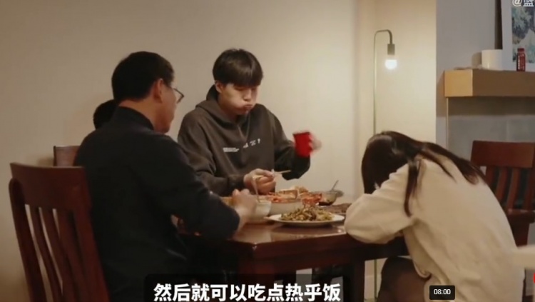 杨瀚森自曝客场凌晨2点吃热饭 小艾学厨支撑生活