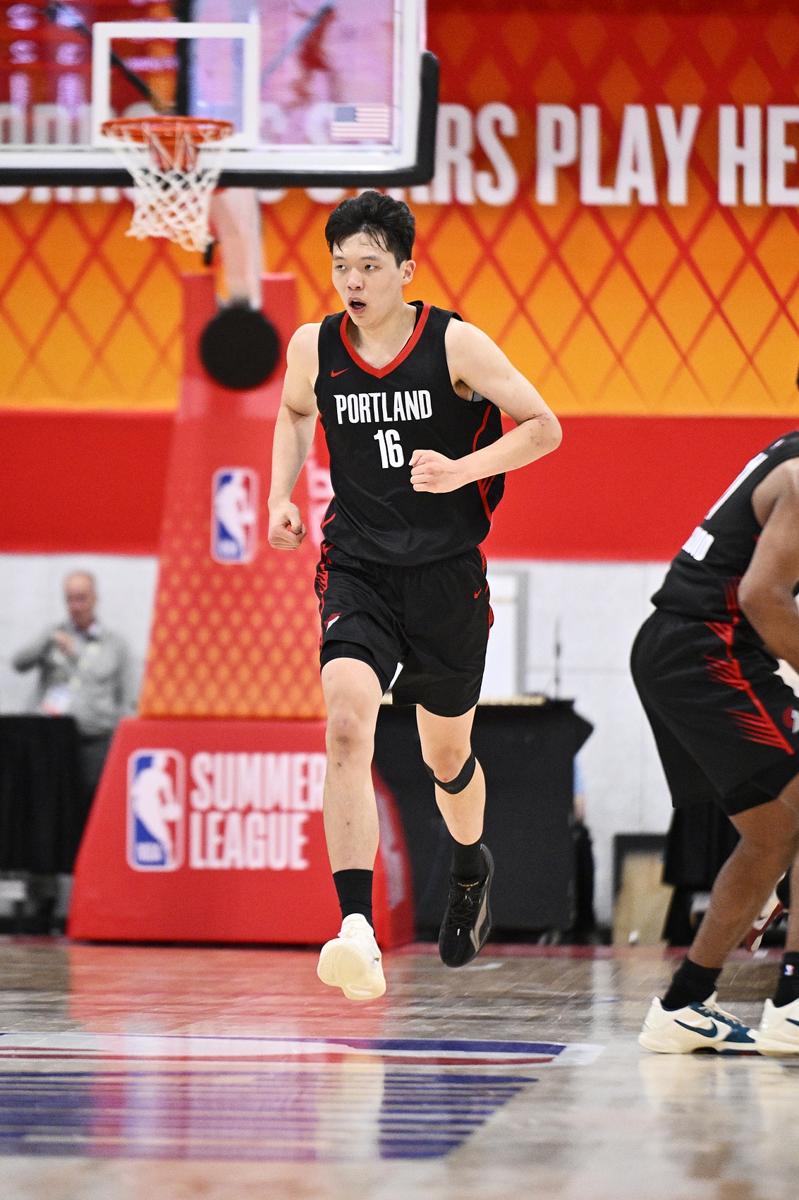 杨瀚森夏联30分钟全英专访仅需3次翻译求助