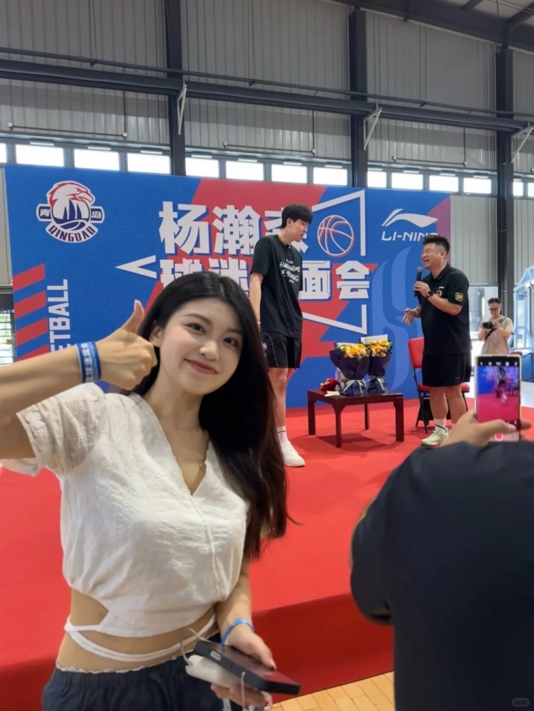 杨瀚森回国后青岛机场被偶遇 博主晒合影:性格很nice 杨瀚森回国后青岛机场被偶遇 博主晒合影:性格很nice