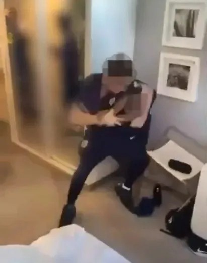 英U16球员霸凌视频曝光:拳打锁喉队友,全队围观起哄拍摄 英U16球员霸凌视频曝光:拳打锁喉队友,全队围观起哄拍摄