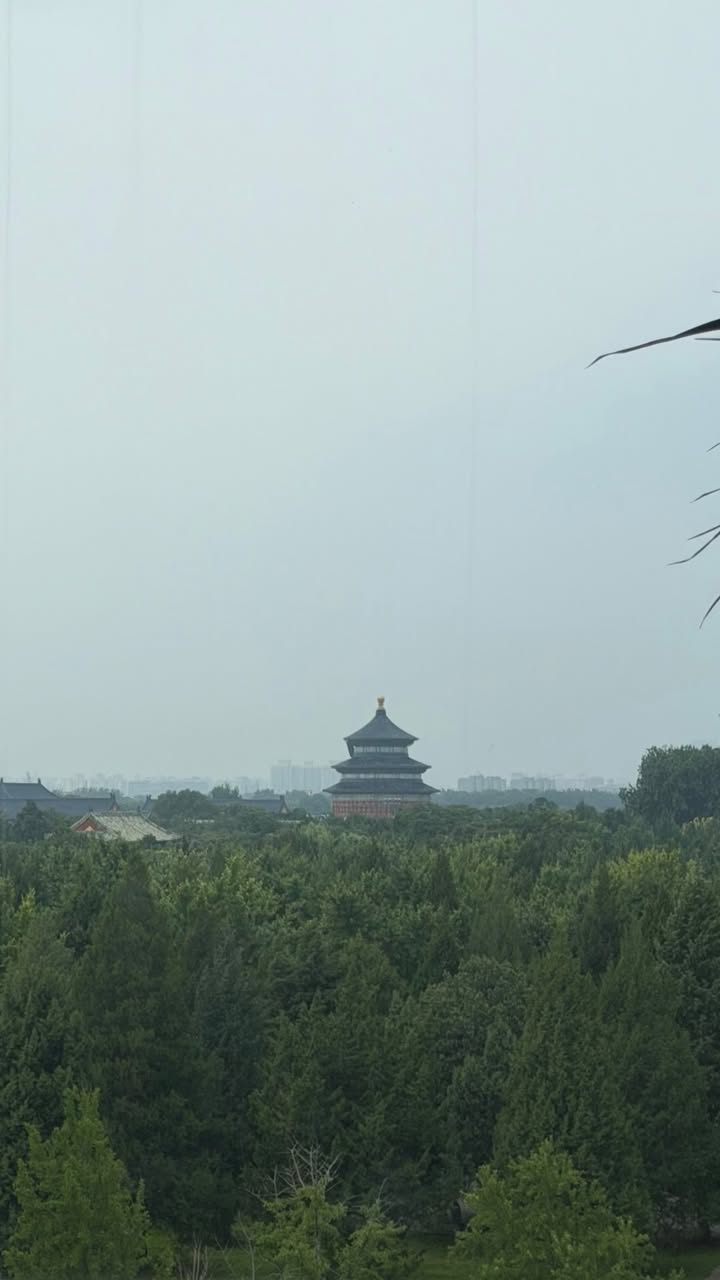 佩德里携女友北京行：铜锅涮肉配长城打卡