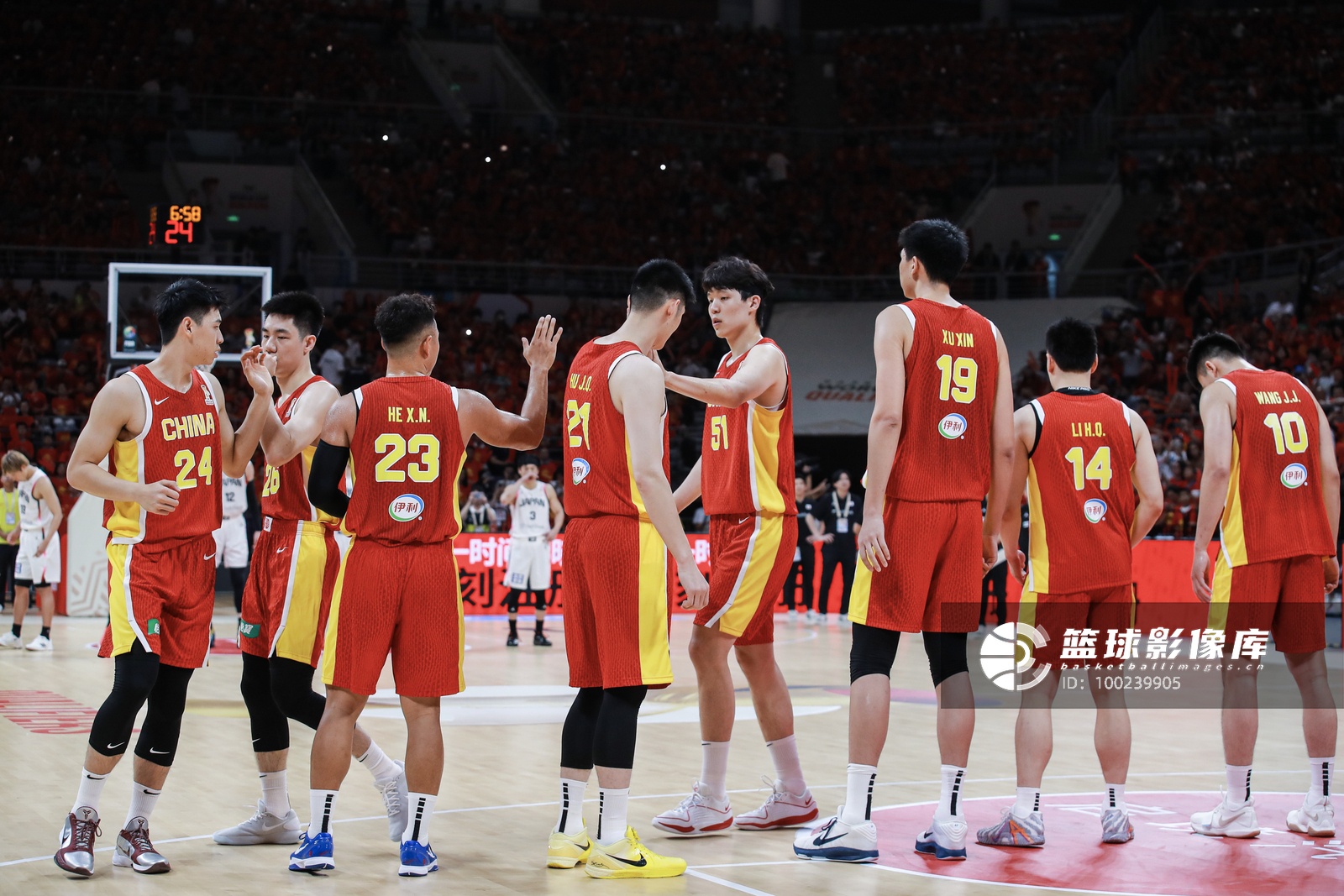 FIBA商业赛揭秘:中国男篮半场领先19分 收费10元引争议 FIBA商业赛揭秘:中国男篮半场领先19分 收费10元引争议