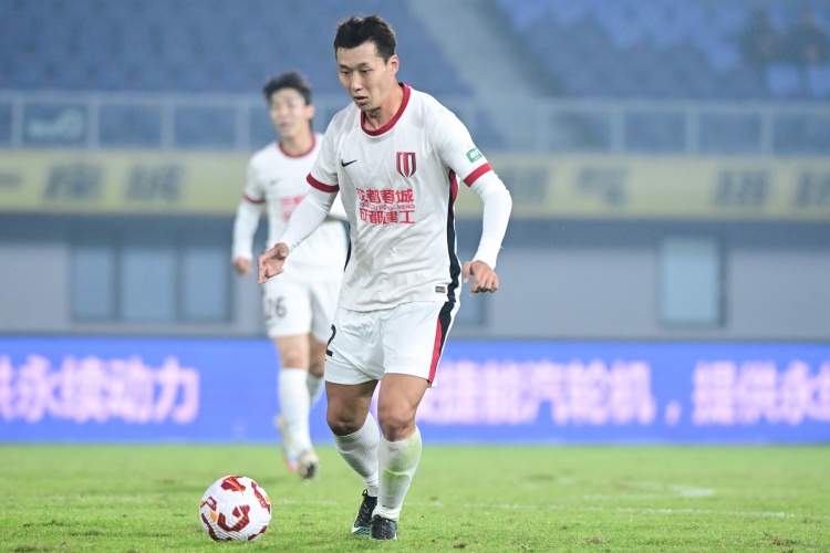 蓉城临场变阵：李扬替韩鹏飞首发，未占用换人名额