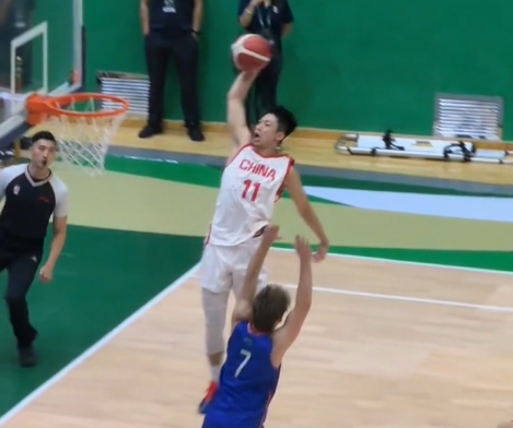U18国青大胜纽纳华丁闪电 张淳智防守反击单臂滑翔隔扣