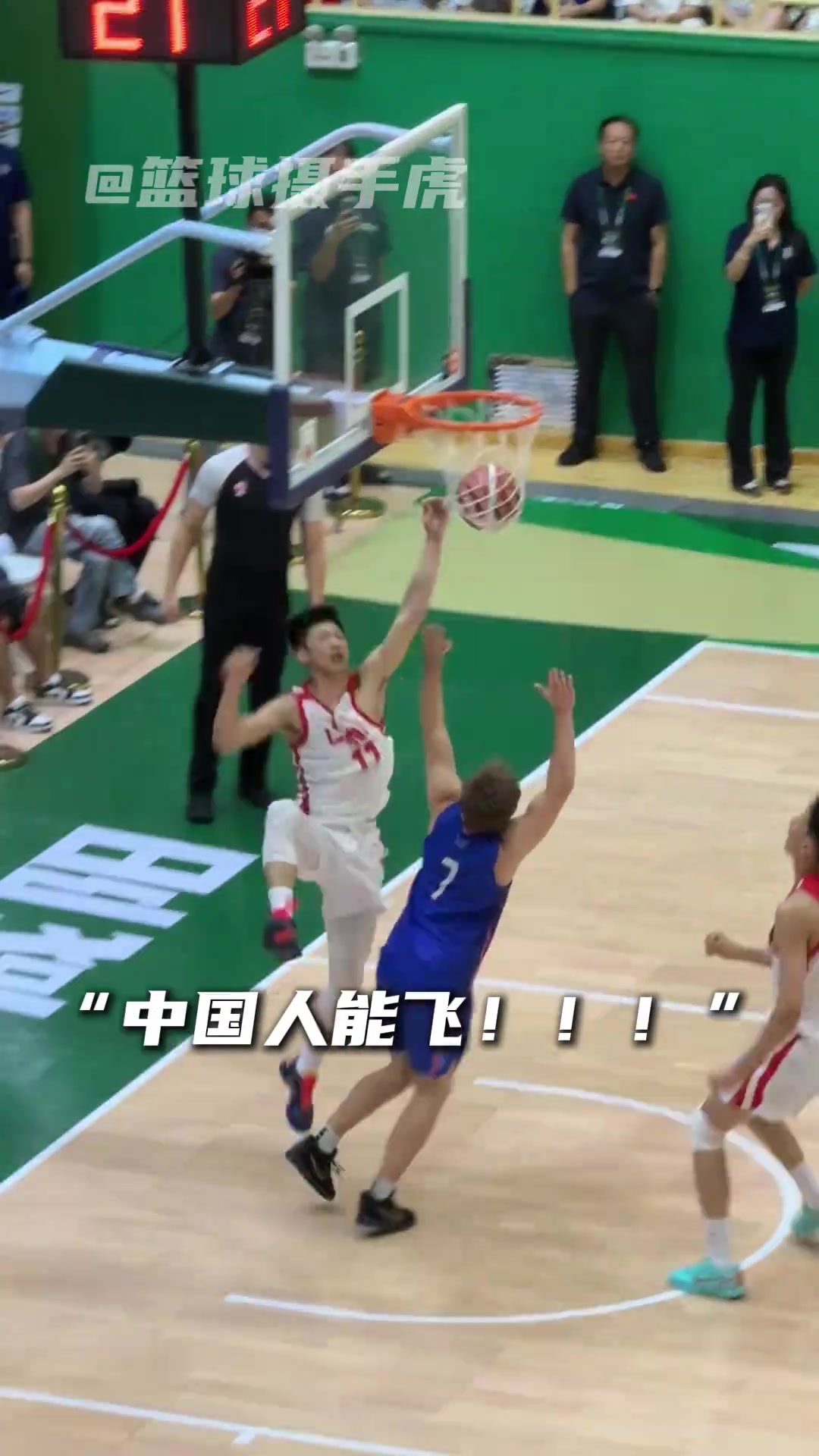 U18国青大胜纽纳华丁闪电 张淳智防守反击单臂滑翔隔扣