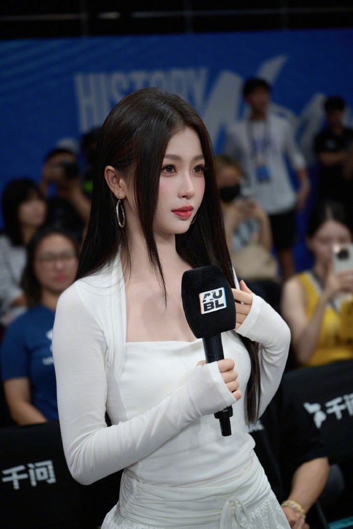 许书欣开球AUBL政大vs上交大 社媒晒照:很开心来到AUBL赛场 许书欣开球AUBL政大vs上交大 社媒晒照:很开心来到AUBL赛场