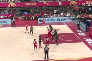 [张子宇上篮]张子宇在篮下强势碾压对手上篮打进！小编都替对手感到绝望😂
